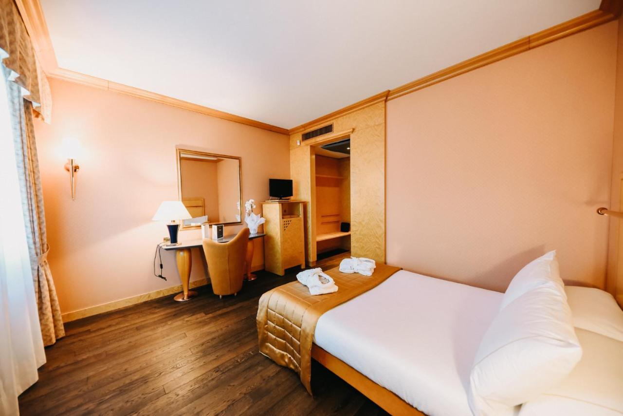 Shg Hotel Antonella Pomezia Kültér fotó